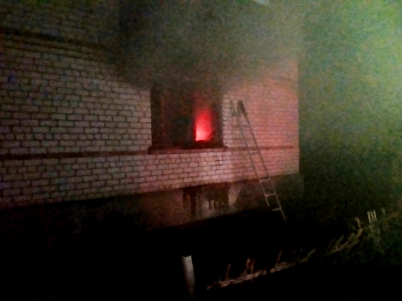 На Херсонщине во время ликвидации пожара спасатели эвакуировали пожилого хозяина и жильцов дома